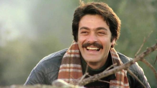 Fatsa'daki ilkokul ve ortaokul eitimi srasnda da yeteneini eitli okul gsterilerinde sergiledi. Kadir nanr, yatl olarak okuduu stanbul Haydarpaa Lisesi'nin ardndan gidemedii niversiteye yllar sonra Marmara niversitesi, letiim Fakltesi, Radyo Televizyon Blm'n bitirdi.