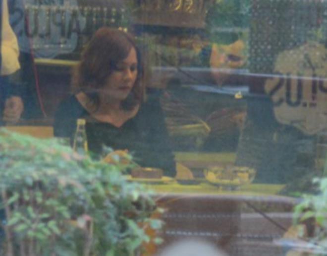 nanr'n tiyatro sanats sevgilisi Jlide Kural ise doktorlardan gelecek iyi haberleri hastanenin kafesinde endieli olarak beklerken objektiflere yansd.