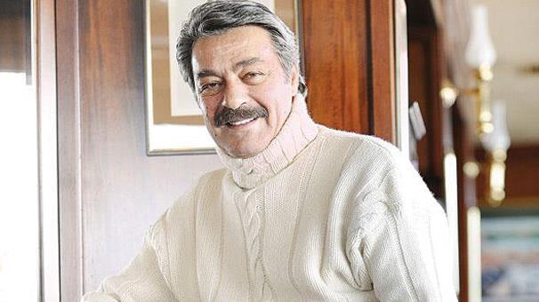 Kadir nanr Kimdir ?  <br>  Kadir nanr, 15 nisan 1949'da Ordu'ya bal Fatsa ilesinde Mehmet nanr, Rukiye nanr iftinin olu olarak domutur. Kadir nanr, kalabalk ailesinin son ocuudur. 14 tane kendisinden byk kardeleri vardr.