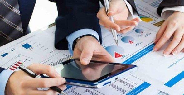 Bu meslek dalnda finans ve yneticilik kavramlar bir btn oluturuyor. Herhangi bir kurumda finans yneticisi olarak alan kii, o kurumun tm finansal ilemlerini gerekletiren kiidir. Finans yneticisi, kurumun parasal ve kredi gibi ihtiyalarn ynetir. lerleyen yllarda finans sektrnn daha da gelieceini dnrsek finans yneticilii de gzde meslekler arasnda yerini alacak.