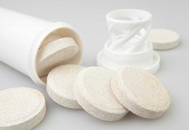 Fazla vitaminin barsaklar da olumsuz etkileyeceini syleyen akr, "Kalsiyum metabolizmasn bozduu iin, zellikle barsaklardan emilimini deitirecei iin bbrekteki kalsiyum talar oluturma ya da nefrokalsinoz dediimiz duruma yol aabiliyor.  <p>  Bu zellikle endokrin hekimleri tarafndan olduka sk karlalan bir durum haline geldi. O yzden nerilen dozlarda, nerilen ekilde, nerilen sreyle kullanmak son derece nemli" ifadelerini kulland.