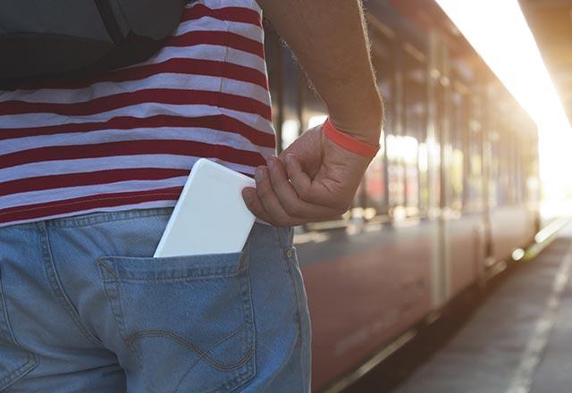 Arka cepte telefon tayanlar, srekli karn ars ikyetiyle kar karya kalyorsanz bu durumun tesadf olmadn bilmeniz gerektiini dndk.  Srekli bacak ars, karn ars cep telefonlarnz arka cebinizde tamanzdan kaynaklanyor olabilir.