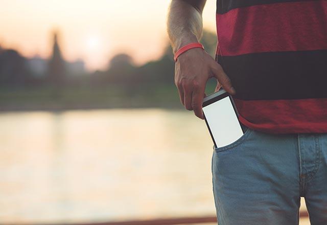 anta bulundurmayan kiiler genellikle cep telefonlarn n veya arka ceplerinde tamay tercih ediyorlar. Ancak n cepte tanan telefonlarn yayd elektromanyetik radyasyon sperm miktarnn ve veriminin olumsuz ynde etkilenmesine neden oluyor.