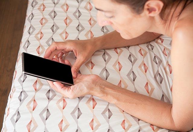 Cep telefonlar salmz byk riske atyor. zellikle cep telefonlarn tarken salmz byk riske atyoruz. Bu nedenlerden dolay cep telefonu tarken ve kullanrken ok dikkat edilmesi gerekiyor.