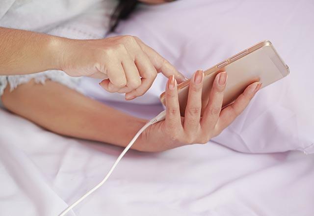 Yaplan en byk hata cep telefonlarn btn gece boyunca arjda bekletmektir. Bu hata batarya mrn azaltmann yan sra  yannzda arjda takp uyumak ya da kullanmak elektromanyetik radyasyona maruz kalmanza neden olur.