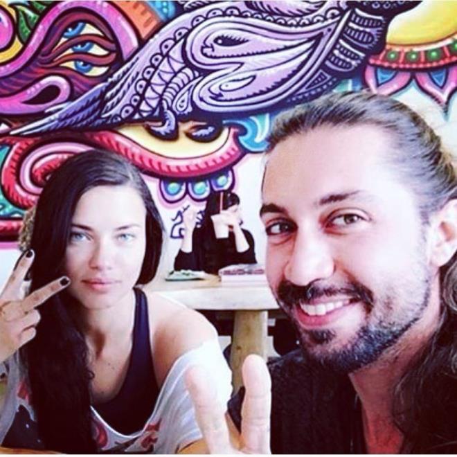 ADRIANA LIMA'DAN DESTEK  <br>  Trk yazar Metin Hara ile yaad birliktelikle gndemde olan Adriana Lima, bir arkadan Survivor Trkiye yarmasna uurlad.    Lima, Survivor 2018'in Gnlller takmnda yaracak olan Yiit Marcus Aral ile birka ay nce ekilen bir pozunu Instagram sayfasnda "Arkadam Yiit Marcus Aral'a Survivor Trkiye'de iyi anslar" notuyla paylat.