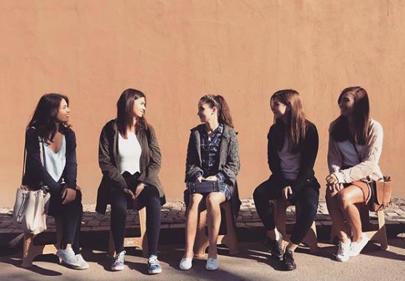 Gke Akyldz, 2017 ylnn bandan beri Atv ekranlarnda yaynlanan Krgn iekler dizisinde Songl karakterini canlandryor.