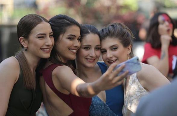 Oyunculuk kariyerinin en nemli kn ise Hayat Devam Ediyor dizisinde gerekletirdi. Bizim Okul ve Kt Yol dizilerinde ise bu deneyimini pekitirdi. 2