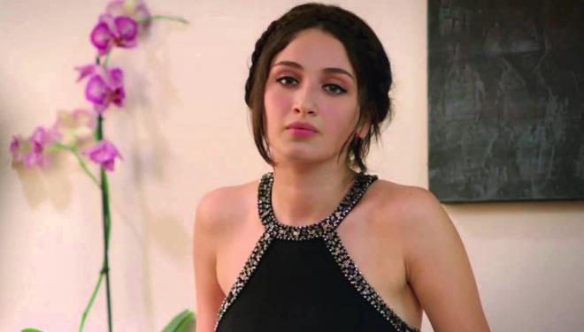 EZO GELN DZSNN TEKGL'YD<br>  2006 ylnda Ezo Gelin dizisinde Tekgl karakterini canlandran oyuncu, Parmaklklar Ardnda, Gazi ve Kollama dizilerinde de boy gsterdi.