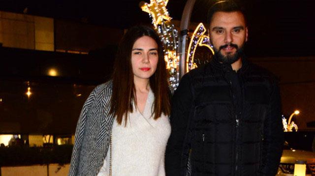 BUSE VAROL KMDR : Asl meslei retmenlik olan Buse Varol gzellik yarmasna katldktan sonra n kazand. Buse Varol, 1990 ylnda Manisa'da dodu. niversiteyi Eitim Fakltesi retmenlik Blmnden mezun oldu.