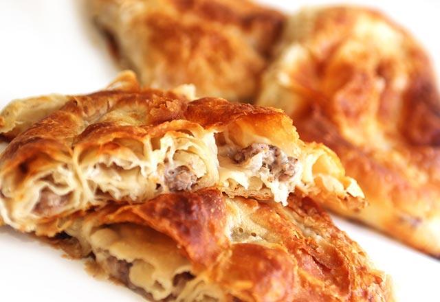 Beyaz un ve ekerin tketilmemesi gerektiini belirten Ender Sara, "Yemek yedin, mercimek, balk, kfte. Kan ekeri yava yava ykseliyor ama hamur ii yeyip bir de stne tatl yediin zaman kan ekeri birdenbire frlyor.