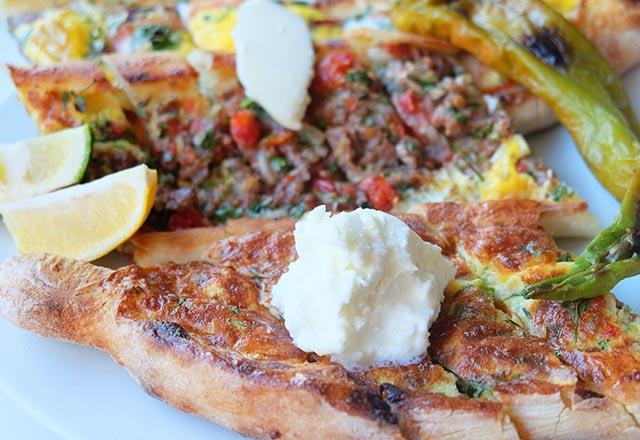 Simit, poaa, kek, pasta, ekmek, brek, bak aras, Mevlana brei her ey hamur. Evde sabah ekmek yiyor, arada poaa, simit yiyor. Konyal kadnlar mthi becerikli hemen brek ayor. Derken hamur hamur tatl bir zehir. Her beyaz unlu bir ey yediinizde biraz daha gbek ve bele ya olarak gidiyor" eklinde konutu.