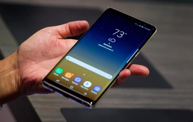 Samsung'un yeni amiral gemisi akll telefonu Galaxy S9, bu ayn sonunda Barselona'daki Mobile World Congress'de gerekleecek olan bir etkinlikle tantlacak. Temel olarak her yeni Samsung cihazna pil, ekran ve tasarm asndan neler eklendiini biliyoruz. Geen ayn sonlarnda VentureBeat'ten Evan Blass tarafndan ele geirilen yeni grseller ise telefonun neye benzeyeceini bizlere gstermiti.