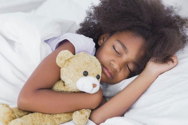 Gen�ler uykuya yeti�kinlerden daha �ok ihtiya� duyuyor  <br> DO�RU - Gen�lerin �zellikle ergenlik �a��nda yeti�kinlere k�yasla uykuya daha fazla ihtiyac� var ��nk� ergenlik d�neminde ya�anan fiziksel ve duygusal de�i�ikliklerde uyku �nemlidir. Dahas�, gen�lerin sirkadiyen ritimlerinde bu s�re�te de�i�iklikler olmas� nedeniyle yeti�kinlerden daha erken uyku moduna ge�meleri gerekiyor.