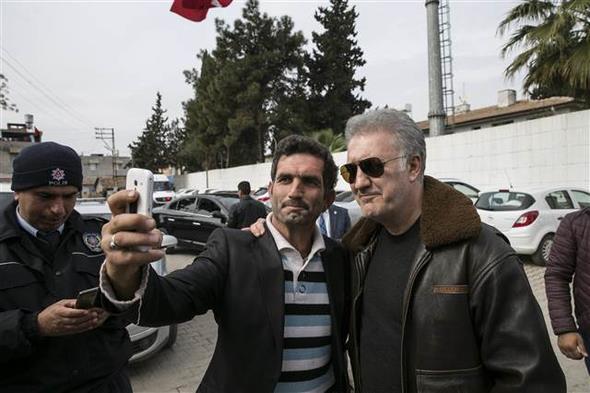 Esnafn ve vatandalarn byk ilgi gsterdii grup hayranlaryla ve gvenlik gleriyle sohbet etti, fotoraf ektirdi.