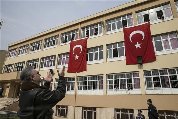 Tamer Karadal, kendilerinin sadece balang olduunu vurgulayarak "Bu sadece bizimle snrl kalmayacak. nmzdeki gnlerde de daha ok sanat gelecek. Bizler ilk dalgayz belki de ama bu dalga gittike byyecek." dedi.