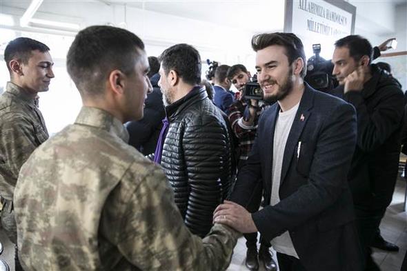 Daha sonra Reyhanl le Jandarma Komutanlna geen yaklak 30 kiiden oluan heyet, snr ilesinde grev yapan askerlerle bir araya gelerek sohbet edip moral verdi. Askerler, ok ardklarn ve son derece mutlu olduklarn dile getirdiler.