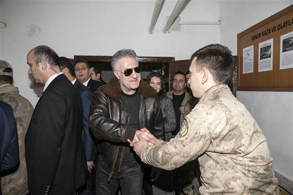 Tamer Karadal, kendisinin de bir kz olduunu belirterek iek brakt srada ok duygulandn dile getirdi. Karadal, terre kar her zaman askerin yannda olduklarn syledi