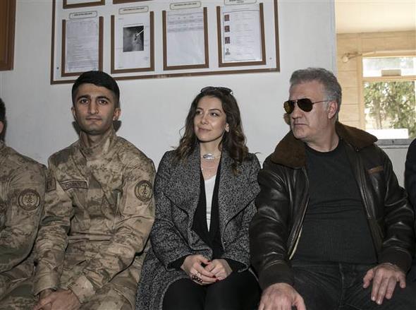 Tamer Karadal, Yavuz Bingl, Ayna grubunun solisti Erhan Gleryz, Mustafa Ceceli, Volkan Severcan, Emre Kzlrmak, Erhan Yazcolu, Zuhal Yaln, Deniz Oral, Burak Uman, Murat Aksu ve Sefa Zengin, Reyhanl&#8217;da bir vatandan evine konuk olarak le yemei yedikten sonra ar esnafn ve Davutpaa kyn ziyaret ederek muhtarlar ve kyllerle bir araya geldi.