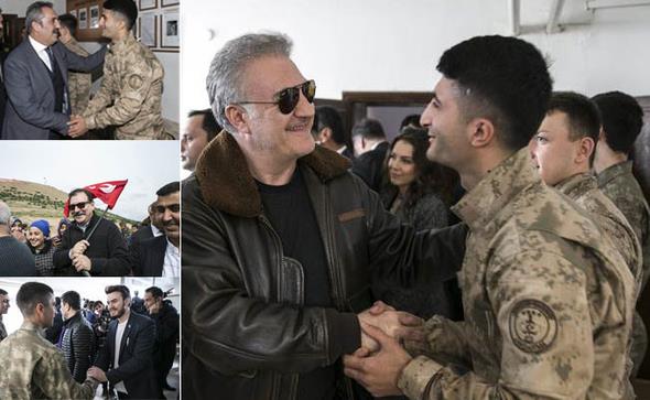 Tamer Karadal, Yavuz Bingl, Ayna grubunun solisti Erhan Gleryz, Mustafa Ceceli, Volkan Severcan, Emre Kzlrmak, Erhan Yazcolu'nun aralarnda bulunduu tiyatrocu ve arkclar bugn Mehmetie destek iin Hatay'dayd...