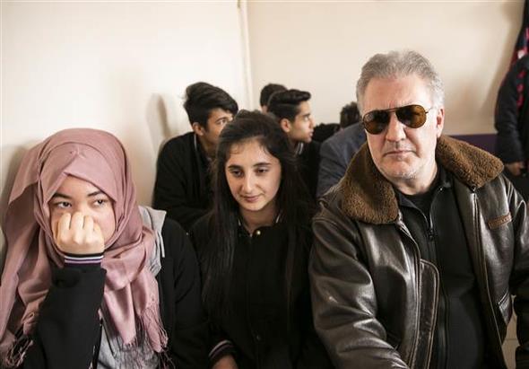 Grup, terr rgtnn Reyhanl'ya ynelik roketli saldrsnda uykuda hayatn kaybeden 17 yandaki lise rencisi Fatma Avlar&#8217;n okuduu Tayfur Skmen Lisesini ziyaret etti. Sanatlar, Avlar&#8217;n bo kalan srasna iek brakt, rencilerin yanna oturup sarlarak onlara moral verdi.