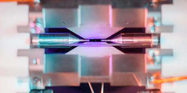 Fotorafn ortasnda kk mavi nokta tek bir atom. Daha dorusu, tek bir stronsiyum atomundan yansyan k. Maddenin en kk yap talarndan atomlar plak gzle grmek imkansz. Oxford niversitesi quantum fizii uzman David Nadlinger ise, zel bir dzenekle imkansz baard. ek bir stronsiyum atomunu zel bir manyetik alanda hareketsiz tutan Nadlinger, atomun zerine mavi ve mor renkte lazerler yanstt.