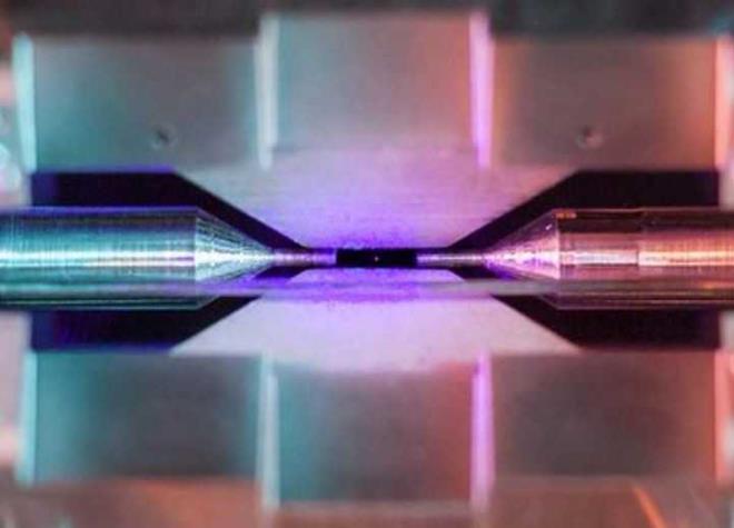 Lazerlerin  atomdan yansd. Uzun pozlama ile fotoraf makinesi tarafndan bu ekilde kaydedildi. Bilim insan, "Dnyamz bu ekilde grebilmek inanlmaz" dedi.Tarihte ilk olan fotoraf Nadlinger'e ngiltere Mhendislik ve Fizik Aratrma Konseyi'nin birincilik dln kazandrd.