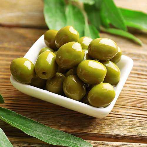 Tuzlu zeytin hipertansiyonu olanlar iin ok tehlikeli ve tam bir ya deposudur. Kahvaltda az tuzlu ve saf zeytinyal yeil zeytin tketmeniz gerekiyor.