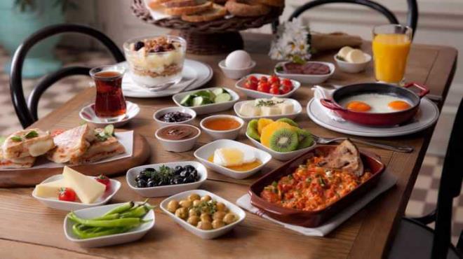 Gnn en nemli n olan kahvaltda gnlk kalori ihtiyacnn drtte birini almak gerekiyor. nk sabahlar alnan kalori ve enerji daha kolay yaklyor.