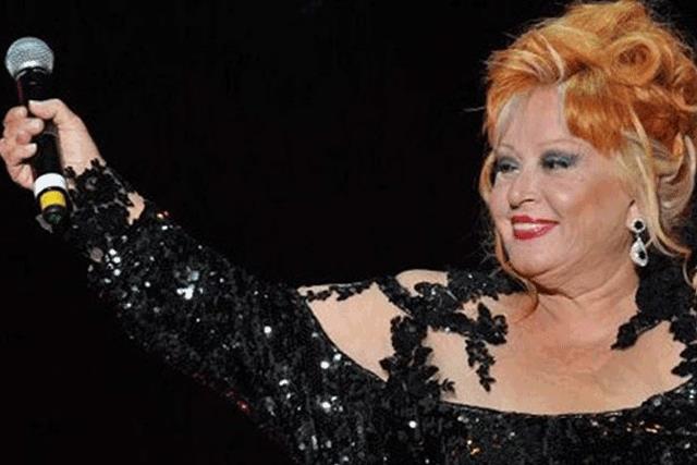 te yandan Muazzez Abac, program k yrekleri aza getirdi. Usta sanat ofrne, &#8220;15 Temmuz ehitler Kprs&#8217;nden geelim&#8221; dedi. Ancak ofr trafik yznden Fatih Sultan Mehmet Kprs&#8217;nden gitmek istedi.