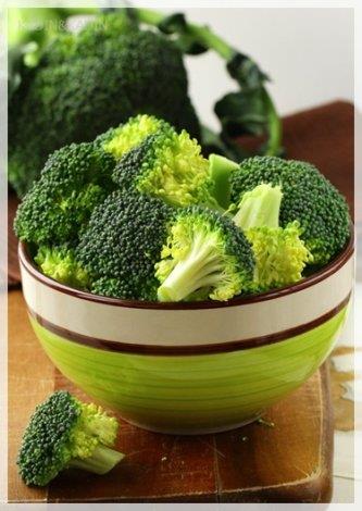 Brokoli     C, B vitaminleri, k�k�rt gibi minerallerden zengin bir sebzedir. Brokoliyi ha�layarak �zerine 1 tatl� ka���� ya� ve bir di� do�ranm�� sar�msak ekleyin, ana veya ara ���n olarak t�ketin. Brokoli, lif a��s�ndan zenginli�iyle ya� yak�m�na yard�mc�d�r.