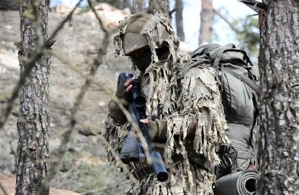 Terristlerin szma giriimlerine kar hakim blgelerde konulanan keskin nianclar, alan gvenliini salamann dnda gzetleme yapmak isteyen terristleri de izliyor. Gizlendikleri mevzilerde yer yer 48 saat hareketsiz bekleyen keskin nianclar, teknolojinin tm imkanlarn kullanyor.