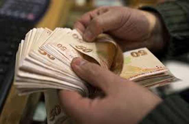 2000-2008 arasnda emekli olduysa bin 231 lira oldu. Bugn emekli olanlarda taban aylk sadece 700 lira! Ba-Kur emeklisi iin de ayn durum geerli.