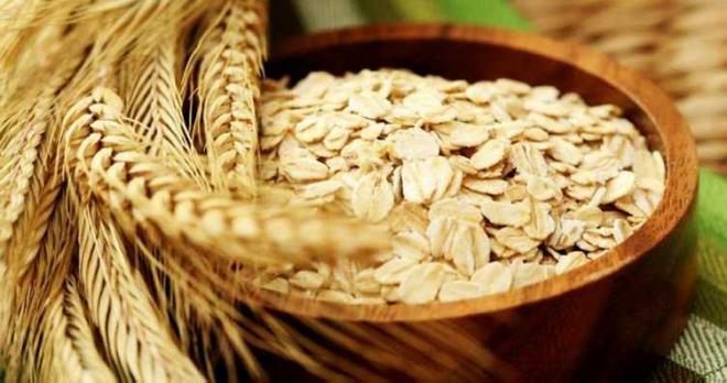 YULAF     Lif bakmndan olduka zengin olan yulaf, iyi bir karbonhidrat kaynadr. Tok tutma zelliinin yannda sindirimi de dzene sokan yulaf kahvalt ve ara nlerinizde rahatlkla kullanabilirsiniz.