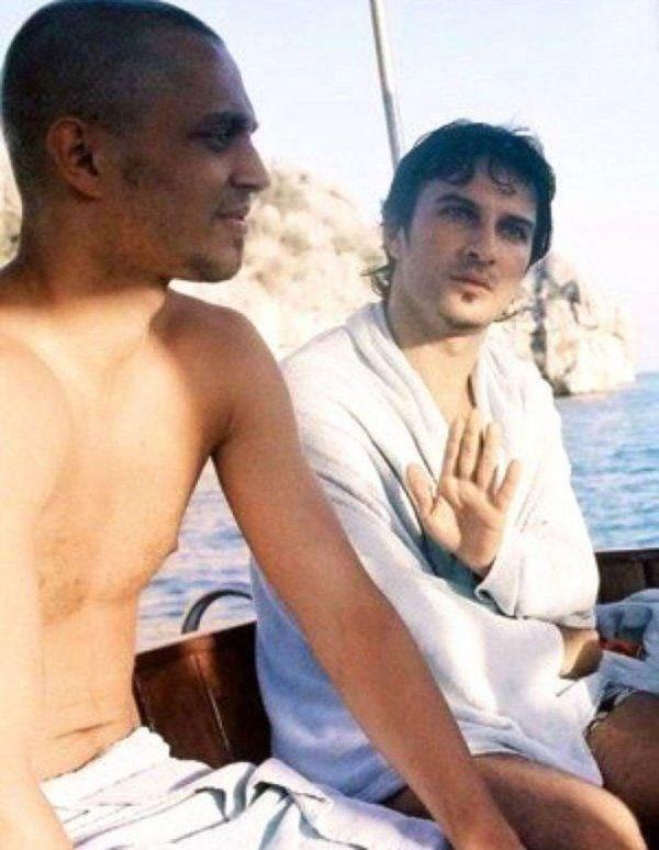 Murat Boz'un genlik yllarna ait fotoraf sosyal medyada gndeme geldi.    Boz'un Megastar Tarkan ile birlikte yan yana otururken ekilmi fotorafn grenler tanmakta glk ekti.    18 yl ncesine ait olan fotorafn ekildii dnemlerde Boz, Tarkan'n vokalistliini yapyordu.