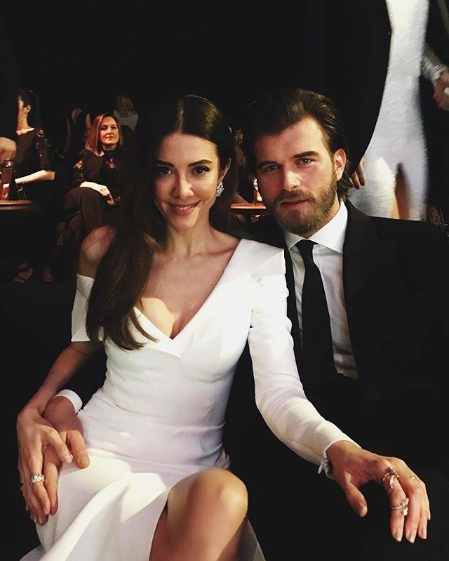 Baak Dizer <br>    40 yandaki Dizer, srrn Instyle Dergisi'ne yle anlatm: 10 yldr pilates yapyorum. Sigara hi imedim, ikiyle aram yok. Yeil ay tercihim. Gece, kulbe gittiimde elimdeki bardakta alkol yerine su vardr.