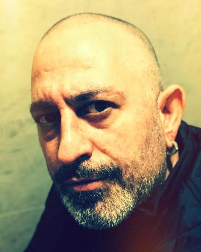 Cem Ylmaz  <br>  ekimleri biten ve 5 Ocak'ta vizyona girecek 'ArifV216' filminin heyecann yaayan Cem Ylmaz salarn kaztt. Ylmaz yeni imaj iin, "Her filmden sonra illa bir salarm keserim. Bilen bilir" dedi.