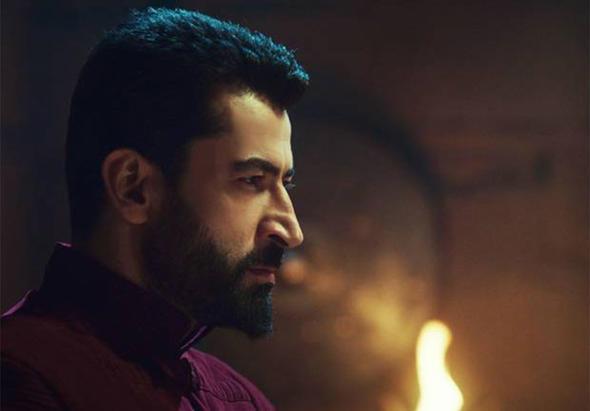 Heybetli grnmek iin de haftann 6 gn arlk alyor, protein arlkl besleniyor. Fatih Sultan Mehmed&#8217;in hayatn anlatan yerli-yabanc kaynaklar okuyan, tarih profesrlerinden ders alan Kenan mirzalolu, setteki arkadalarn ve senaryo ekibini de bilgilendiriyor.