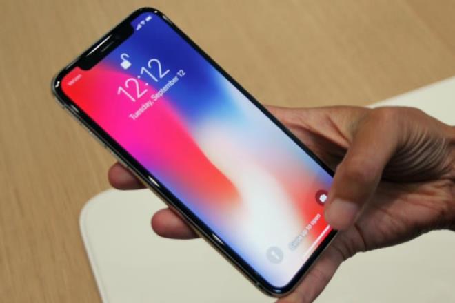 Samsung iPhone X iin batarya ve kapasitrler de retiyor.