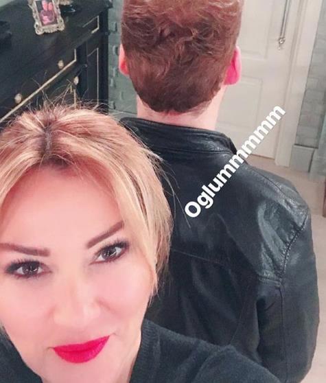 BROL GVEN SETTEN PAYLATI; Dizinin senaristi ve yapmcs Birol Gven sosyal medya hesabndan paylat bir fotorafa 'Havu'lu ekimler balad notunu dt ve kafalar daha da kartrd. Ancak oyuncunun srtnn dnk olmas Furkan'n aklamasn dorular nitelikteydi.