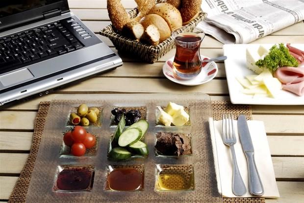 Kahvaltya hayr!  <br>  Atlanan sabah kahvaltlar son derece salksz ve fazla kilolarla mcadelede alacanz byk bir darbedir. Metabolizmanz der le yemeinde de daha fazla yerseniz.