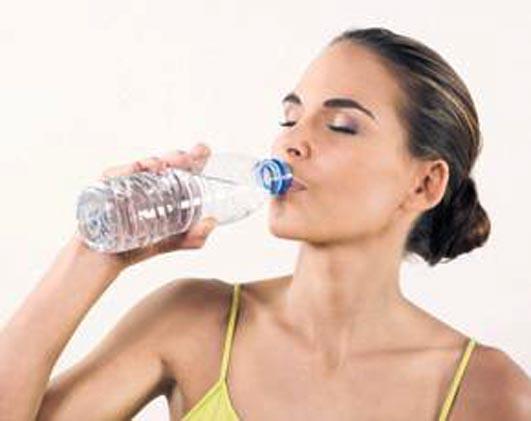 A karnla su iin  <br>  Sabah a karnla mmknse limon sklm suyun fazla kilolar yakmada etkili olduu sk sk sylenir. Ancak ne limon ne maydanoz ne de ceviz suyunun kilo verdirici bir etkisi yoktur. Buna karlk bol bol iilen suyun itah ve alk hissini bastrd dorudur. Ancak 'litrelerce su itim' diyerek fazla kilolarnzn yanmasn beklemeyin.