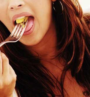 Daha sk ve daha az ye!  <br>  Mini mini porsiyonlarla gnde 5 n m yoksa geleneksel 3 n m? Bu da uzmanlarn zerinde pek anlaamad bir nokta. Kesin olan sk yemenin kan ekerini drd bunun sonucunda da itahmzn daha kolay kontrol altna alnddr. Ancak dier taraftan ykselen insulin seviyesi ya yakmn zorlatrr. O yzden nemli olan n says deil alnan toplam kalori miktardr.