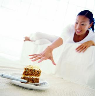 Akamlar yeme!  <br>  Akam yemeklerini hayatnzdan karmak fazla kilolarnzla mcadelede ne kadar etkili olur? Bu tamamen kiiye baldr. nemli olan gn iinde harcadnz kalori ile aldnz gdalarla bedeninize yklediiniz enerjinin dengesidir. Gn iinde yaktndan fazla yiyen bir kiinin akam yemeinden vaz gemesi bir anlam ifade etmez.