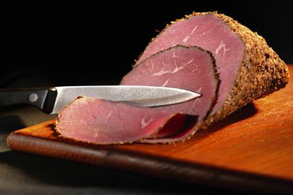 8- Kurutulmu, yalandrlm, ttslenmi et eitleri  <br>  Kurutulmu ve yalandrlm etler, zellikle de pizzalarda kullan?lan &#8220;pepperoni&#8221; ieriindeki yksek sodyum ve nitrat nedeniyle ba arsna yol aar.Taze et tketmeyi tercih etmelisiniz...