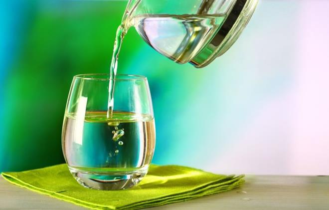 Yetersiz su imek: Bbreklerimizin ilevlerini yerine getirebilmeleri iin yeterli su tketmek ok nemli. Su idrar, ter ve dk araclyla toksinlerin uzaklatrlmalarn salyor, vcut scakln ve kann younluunu kontrol ediyor. Yeterince sv almazsak toksinler kanda birikiyor. Bunun sonucunda da bbrek talar, ok daha nemli bbrek yetmezlii geliebiliyor. Su almndaki en basit yaklam, yazn en az 2 litre, kn en az 1.5 litre sv tketmek Susama hissi yannda, idrar rengi de su dengemiz hakknda bilgi veriyor. drar miktar azalp, rengi koyulatka su imek gerekiyor.