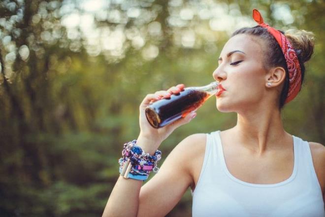 Gazl ieceklere dkn olmak: Bir aratrmada, gnde 2 veya daha fazla bardak gazl iecek (diyet veya normal) tketiminin bbrek hastalnn gelime riskini artrd saptand. Gazl iecek alm arttka idrarda bulunan proteinin de artt belirlendi. drarda bulunan ve bbrek hasarnn erken bir belirtisi olan protein (proteinri) erken evrelerde tedavi edildiinde geri dnml olabiliyor. Ancak vcutta miktar artarsa bbrek dokusunda hasar oluturmas kanlmaz oluyor.