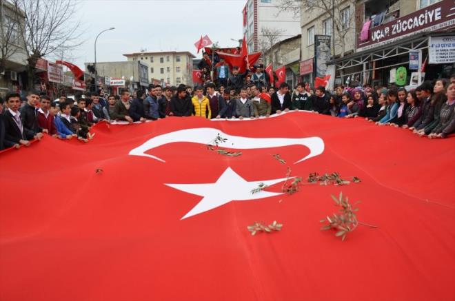 Gvenlik nlemleri altnda gei yapan gzergah zerinde toplanan vatandalar, "ehitler lmez vatan blnmez, kahrolsun PKK, bizleri de Afrin'e gtrn" sloganlar att.