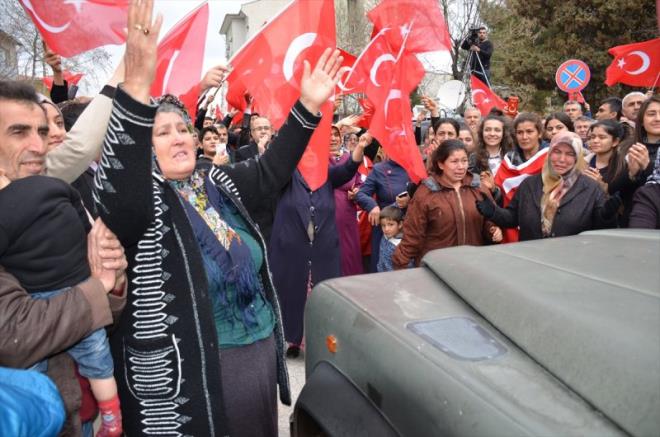 Askeri konvoyun Besni ilesinden geii srasnda ok sayda vatanda, ellerinde Trk bayraklaryla askerlere sevgi gsterisinde bulundu.