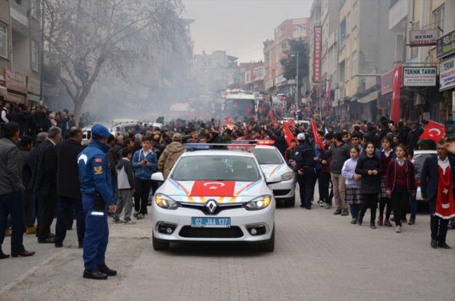 Bir grup vatanda da cadde zerinde dev Trk bayra aarak konvoya destek verdi. Kalabalk arasnda bulunan baz yal amca ve teyzelerin, konvoyun geii srasnda duygulanarak gz yalarn tutamadklar grld.